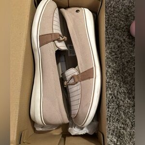 Women’s grasshopper shoes, size 11